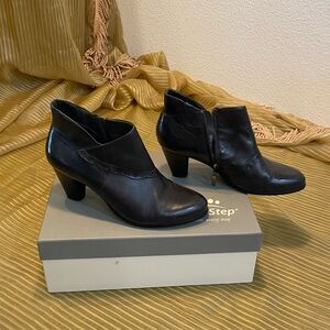 WILLIAMS SHOES Navy black, leather Women's Ankle Boots, side zipper, size 8.5